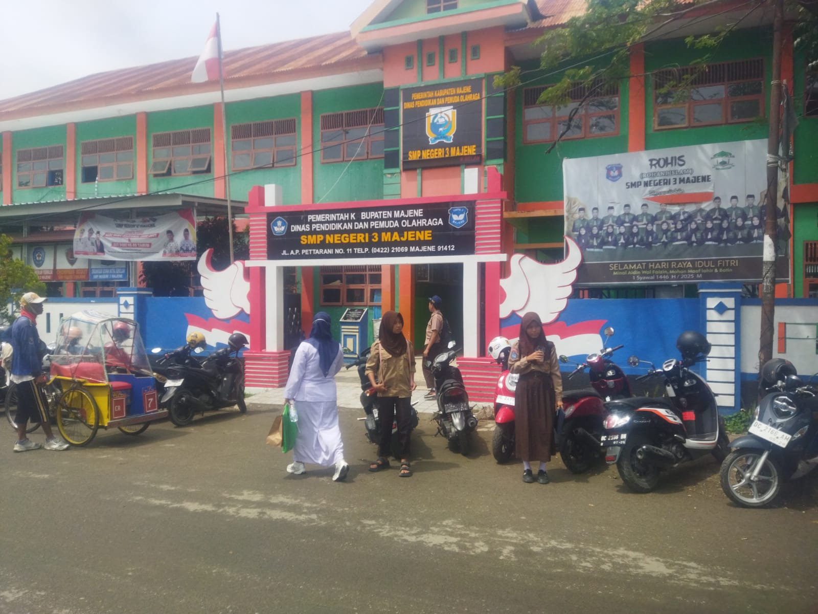 Keterlibatan Ayah dalam Pendidikan Anak Diperkuat, SMP Negeri 3 Majene Terapkan Program GEMAR Saat Pengambilan Rapor