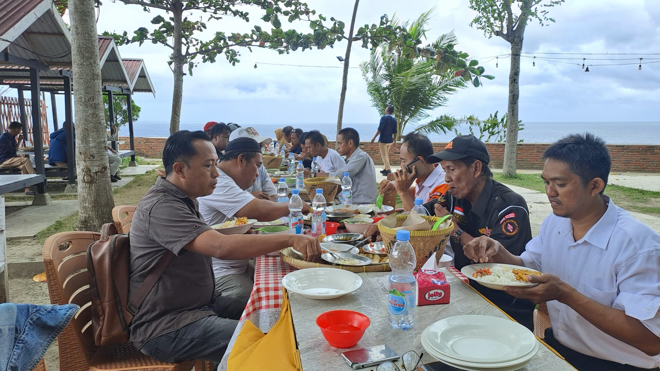 Pelaksanaan UNAR Mandiri di MAN 1 Majene Berjalan Lancar, Rombongan Lanjutkan makan siang di Pantai Dato.