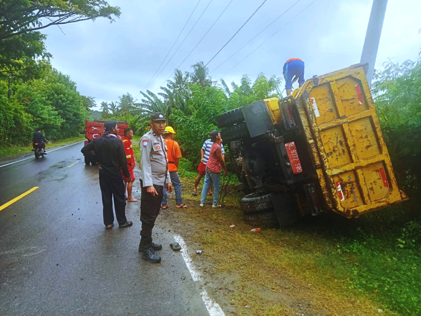 Tanggap dan Sigap, Personel Polsek Pamboang Polres Majene Amankan Lokasi Laka Tunggal Dump Truck Terbalik.