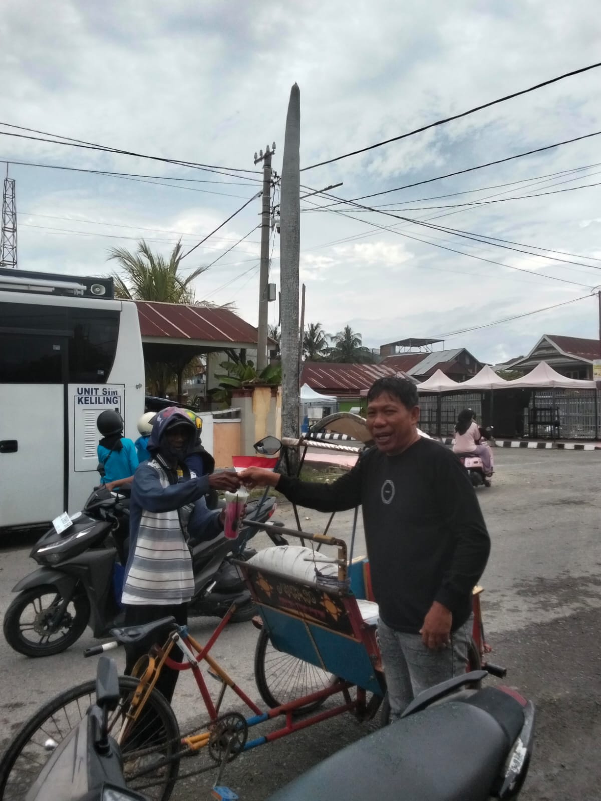 Ketua Ikatan Jurnalis Sulbar Wilayah Majene Kembali Turun ke Jalan, Berbagi Jumat Berkah untuk Tukang Becak.