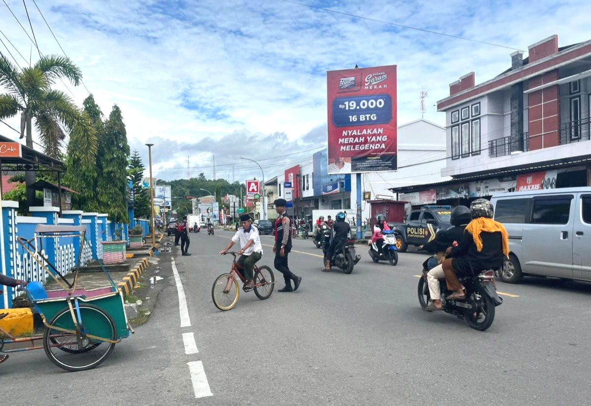 Humanis di Pagi Hari, Sat Samapta Polres Majene Patroli dan Layani Pengguna Jalan.