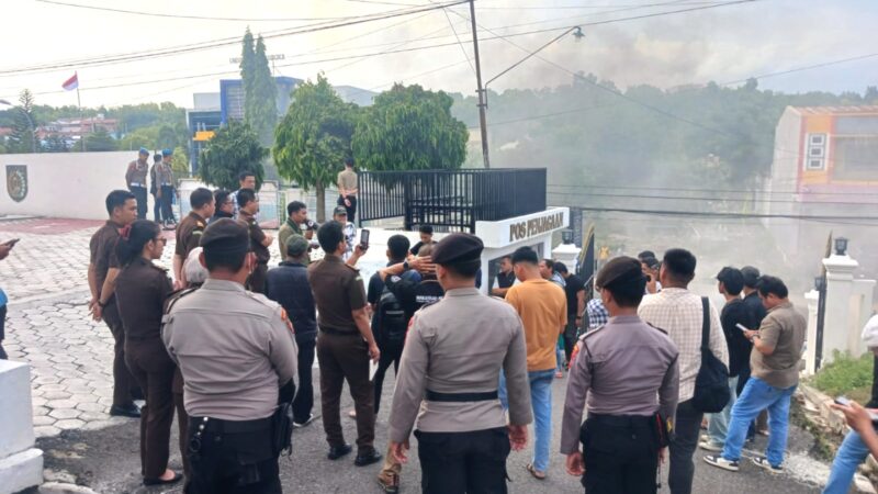Pastikan Berjalan Kondusif, Polres Majene Kawal Aksi Damai HMI FKIP Unsulbar di Kantor Kejaksaan Negeri Majene