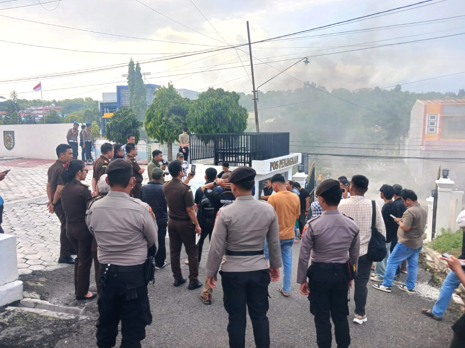 Pastikan Berjalan Kondusif, Polres Majene Kawal Aksi Damai HMI FKIP Unsulbar di Kantor Kejaksaan Negeri Majene