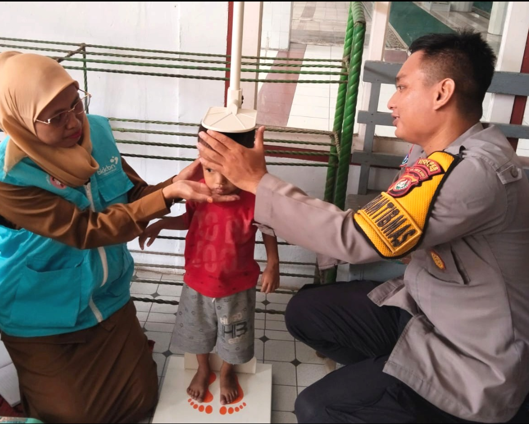 Sinergi Polri-Tenaga Kesehatan di Majene: Posyandu Jadi Garda Terdepan Cegah Stunting.