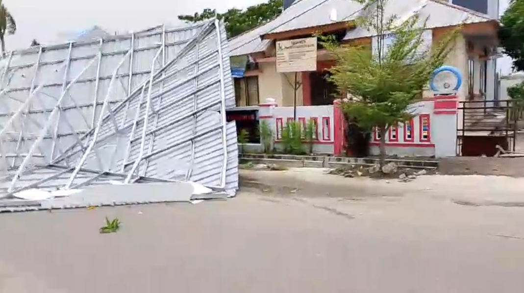 Cuaca Ekstrem Terjang Majene, Atap Kantor UPTD KB Banggae Timur Terbang Timpa Kendaraan Warga.