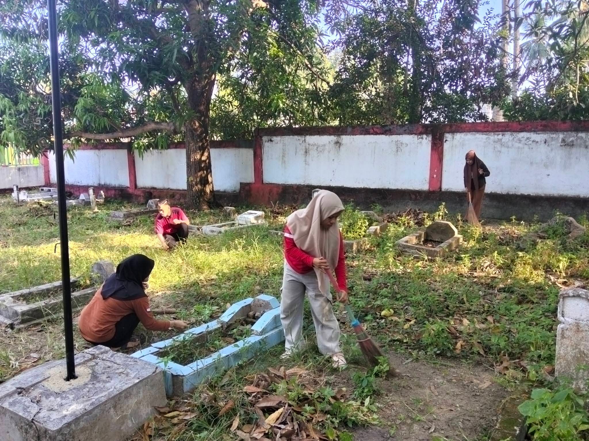 ‎Pemdes Totolisi Gelar Kerja Bakti di Taman Makam Pahlawan Korban 40.000 Jiwa