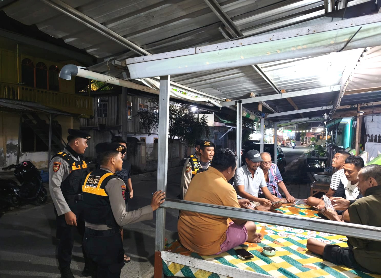 ‎Patroli Dialogis Samapta Polres Majene Ciptakan Rasa Aman di Malam Hari