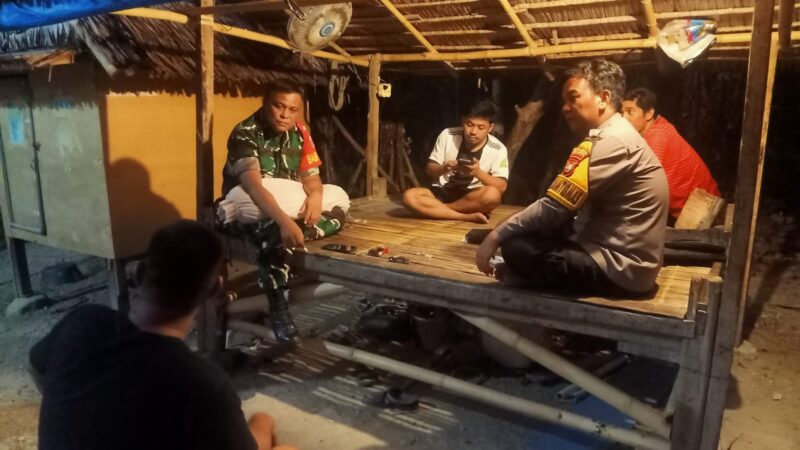 Patroli Malam Bhabinkamtibmas Polsek Pamboang dan Babinsa, Ajak Jaga Keamanan Lingkungan