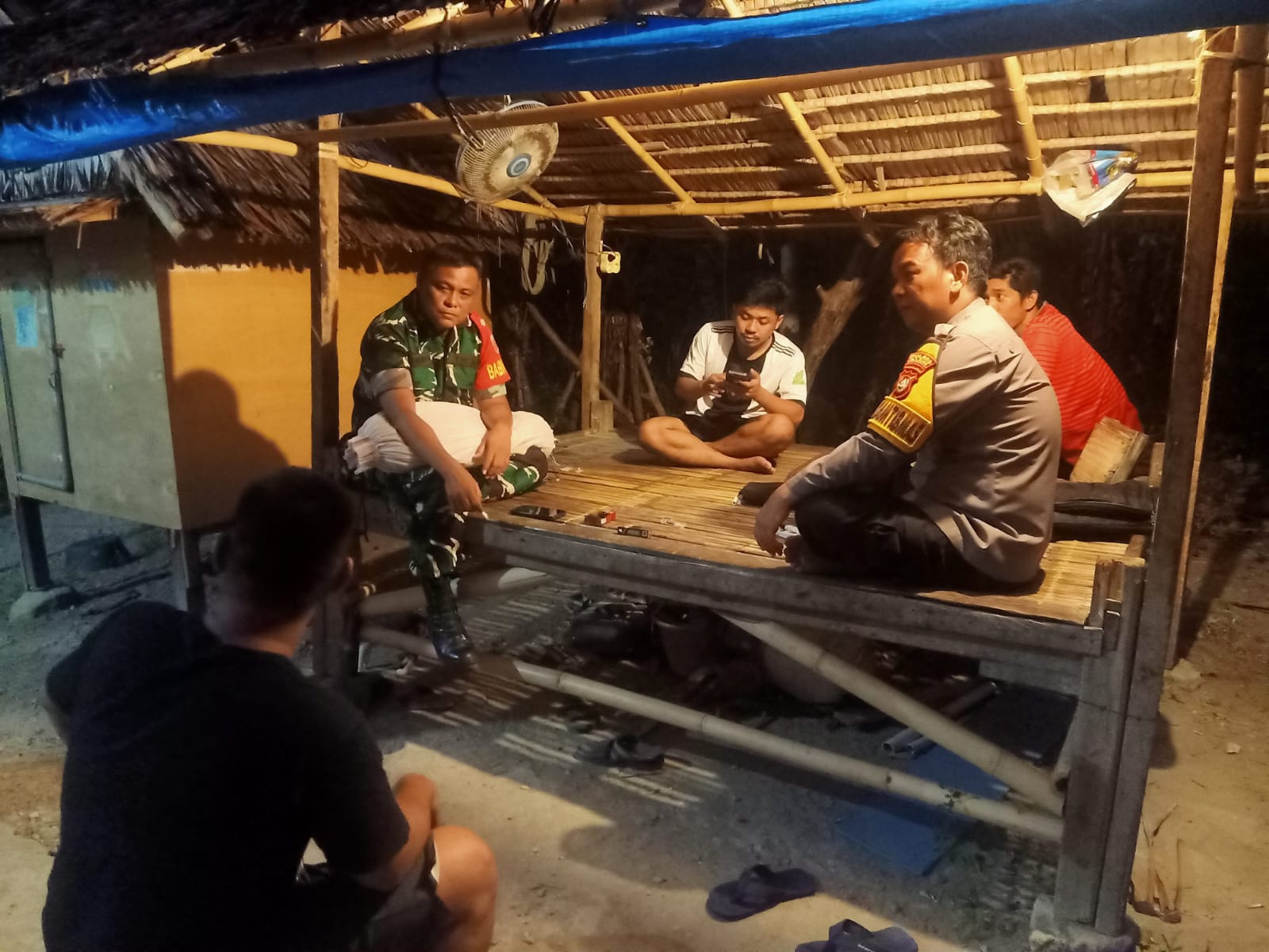 Patroli Malam Bhabinkamtibmas Polsek Pamboang dan Babinsa, Ajak Jaga Keamanan Lingkungan