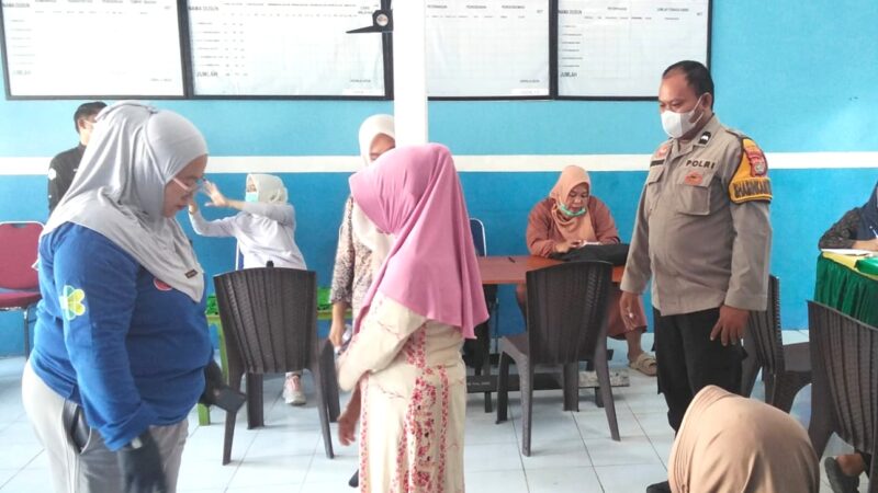 Bhabinkamtibmas Polsek Malunda Dampingi Layanan Kesehatan Gratis, Warga Desa Kayuangin