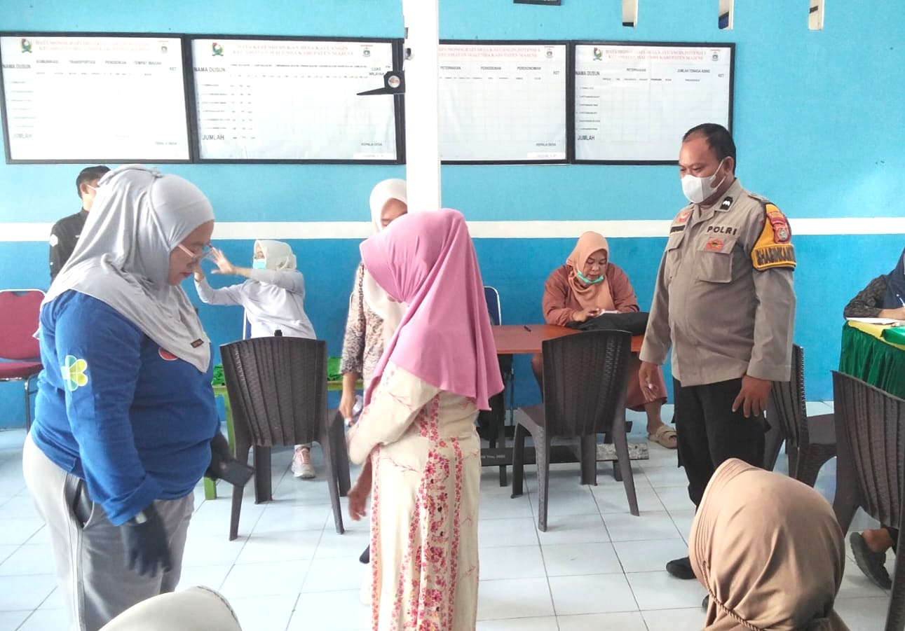 Bhabinkamtibmas Polsek Malunda Dampingi Layanan Kesehatan Gratis, Warga Desa Kayuangin