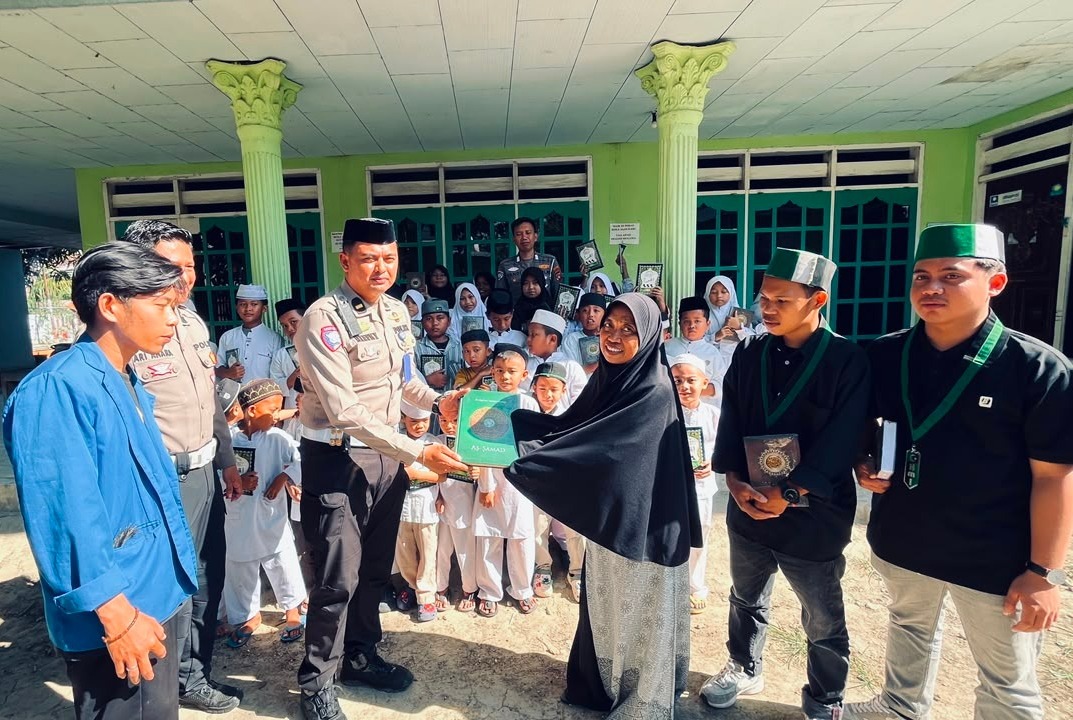 ‎Satlantas Polres Majene Gandeng HMI dan PMII Tebar Kebaikan Lewat Jumat Berkah