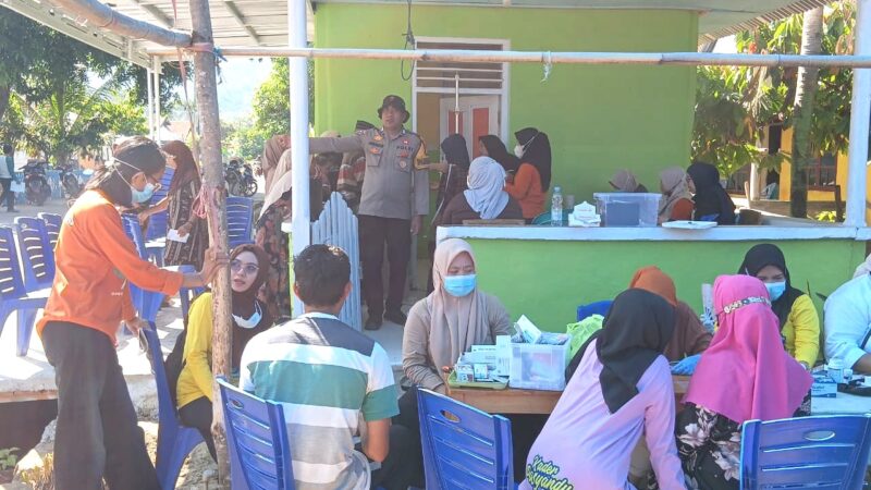 ‎Bhabinkamtibmas Polsek Malunda Dampingi Puskesmas Keliling