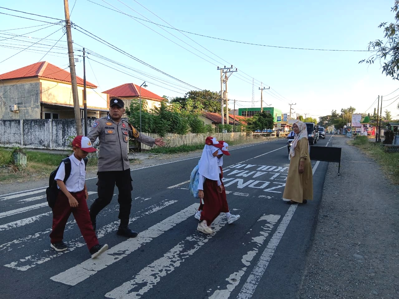 Hadir di Tengah Kesibukan Pagi, Polsek Malunda Berikan Rasa Aman bagi Pengguna Jalan