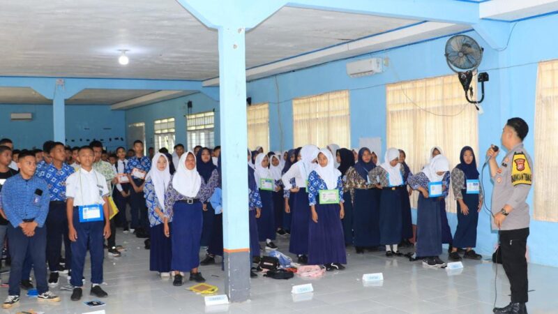 Bhabinkamtibmas Polsek Banggae Bekali Peserta MPLS SMKN 5 Majene Bahaya Narkoba dan Kenakalan Remaja