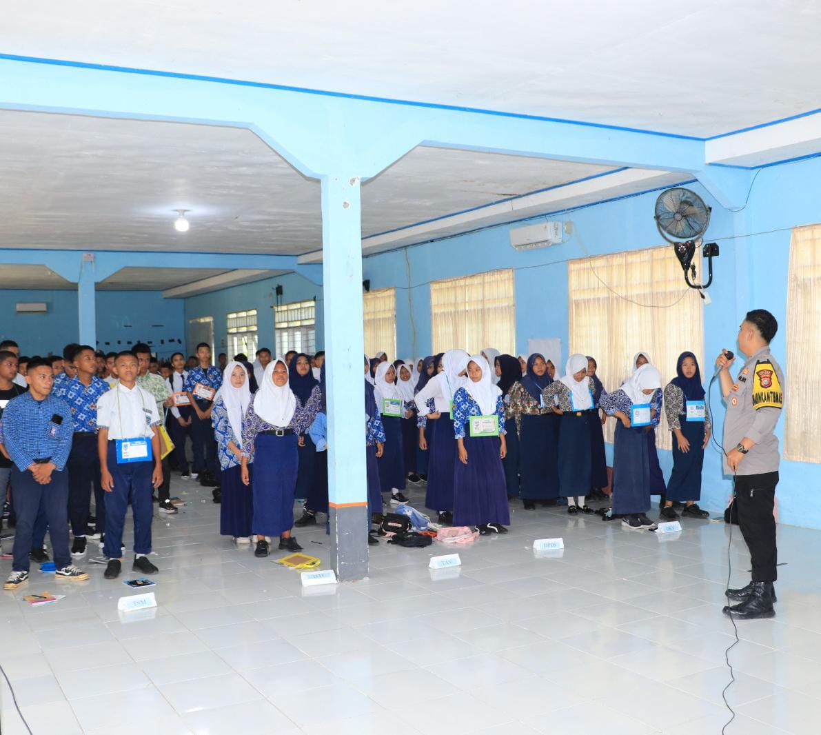 Bhabinkamtibmas Polsek Banggae Bekali Peserta MPLS SMKN 5 Majene Bahaya Narkoba dan Kenakalan Remaja