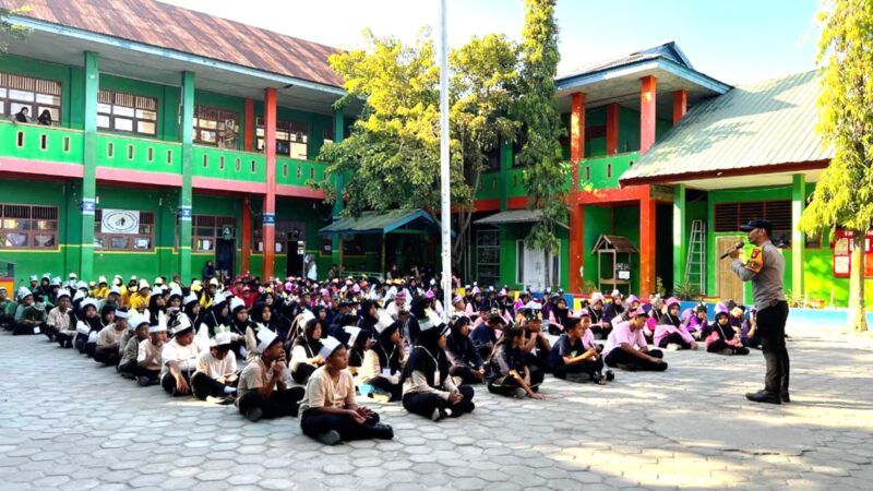 Bhabinkamtibmas Polsek Banggae Bekali Siswa Baru SMPN 3 Majene