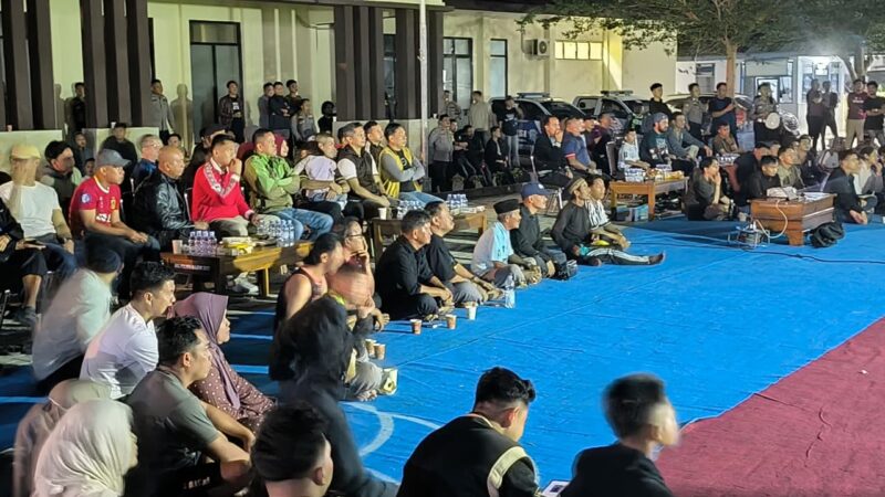 Ratusan Warga Padati Halaman Polres Majene