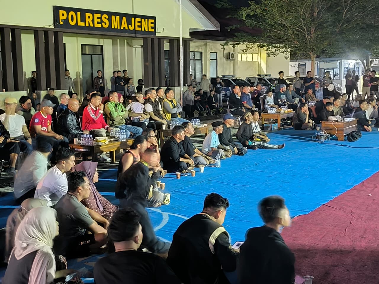 Ratusan Warga Padati Halaman Polres Majene