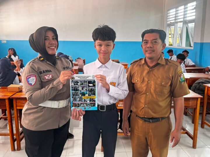 ‎Satlantas Polres Majene Edukasi Pelajar SMPN 1 Majene‎