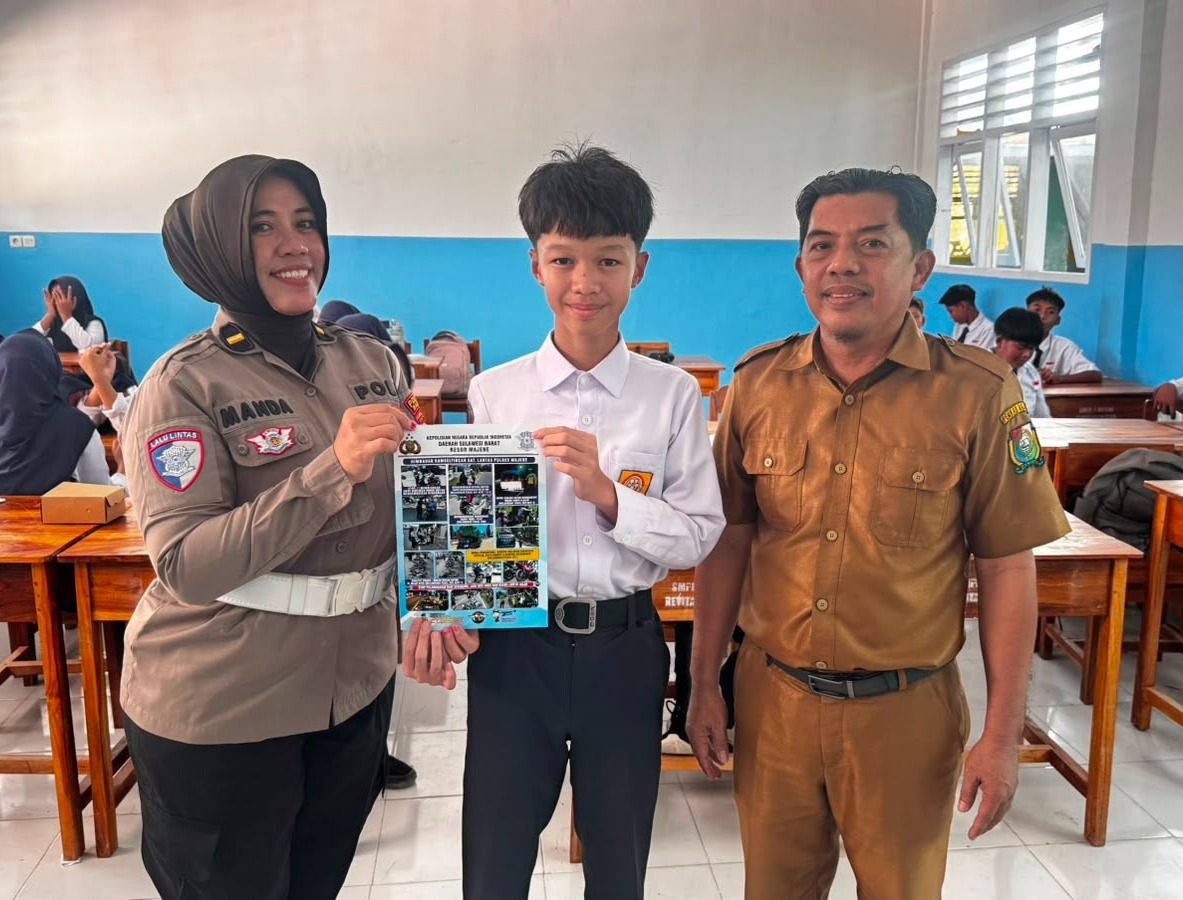 ‎Satlantas Polres Majene Edukasi Pelajar SMPN 1 Majene‎