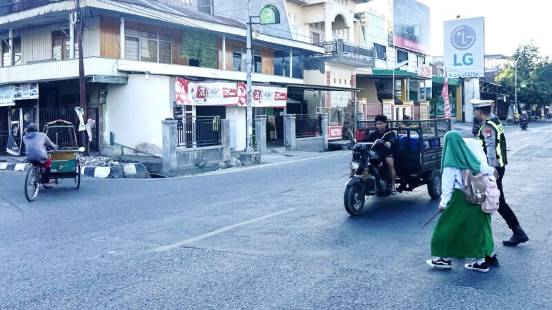 ‎Commander Wish Satlantas Polres Majene, Hadir di Tengah Kesibukan Pagi Demi Keselamatan Warga‎