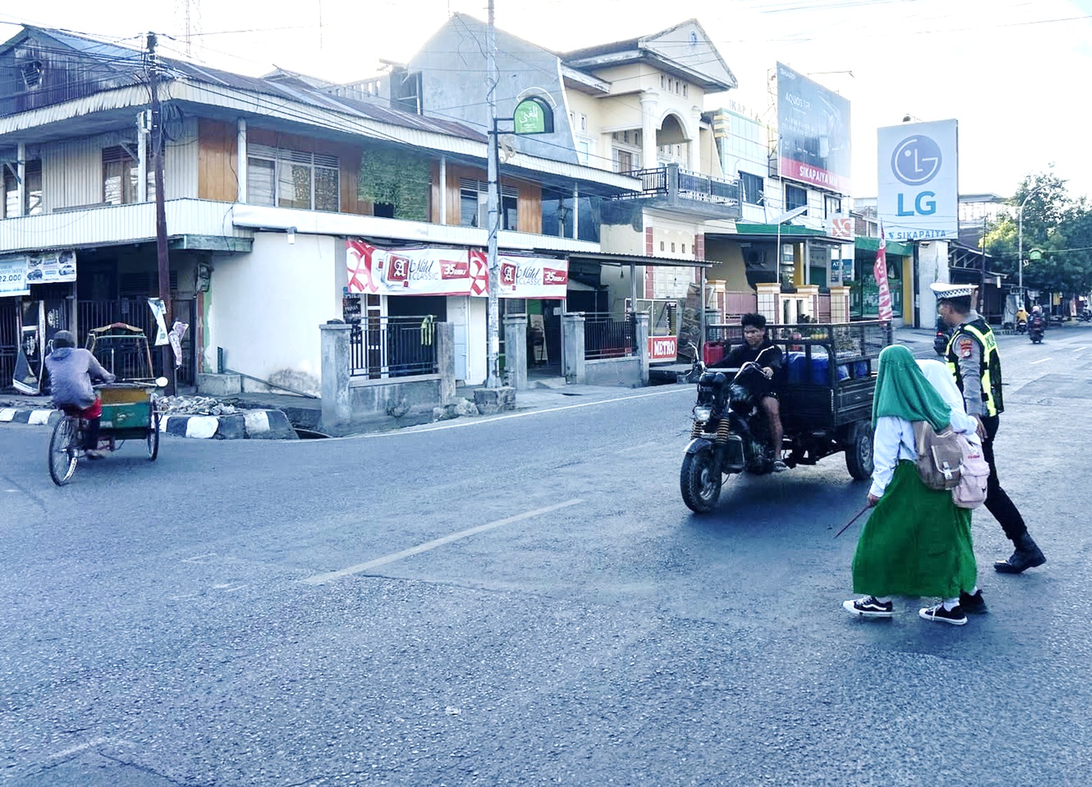 ‎Commander Wish Satlantas Polres Majene, Hadir di Tengah Kesibukan Pagi Demi Keselamatan Warga‎