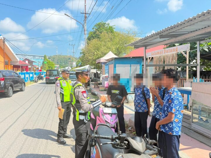 Satlantas Polres Majene Edukasi Pelajar di Tengah Patroli, Tanamkan Budaya Tertib Berlalu Lintas Sejak Dini