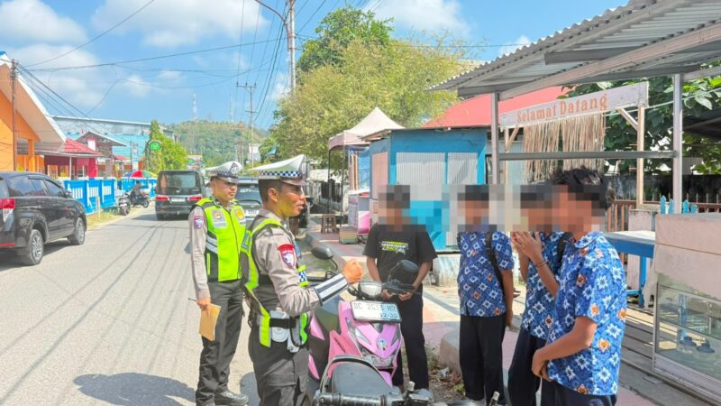 Satlantas Polres Majene Edukasi Pelajar di Tengah Patroli, Tanamkan Budaya Tertib Berlalu Lintas Sejak Dini