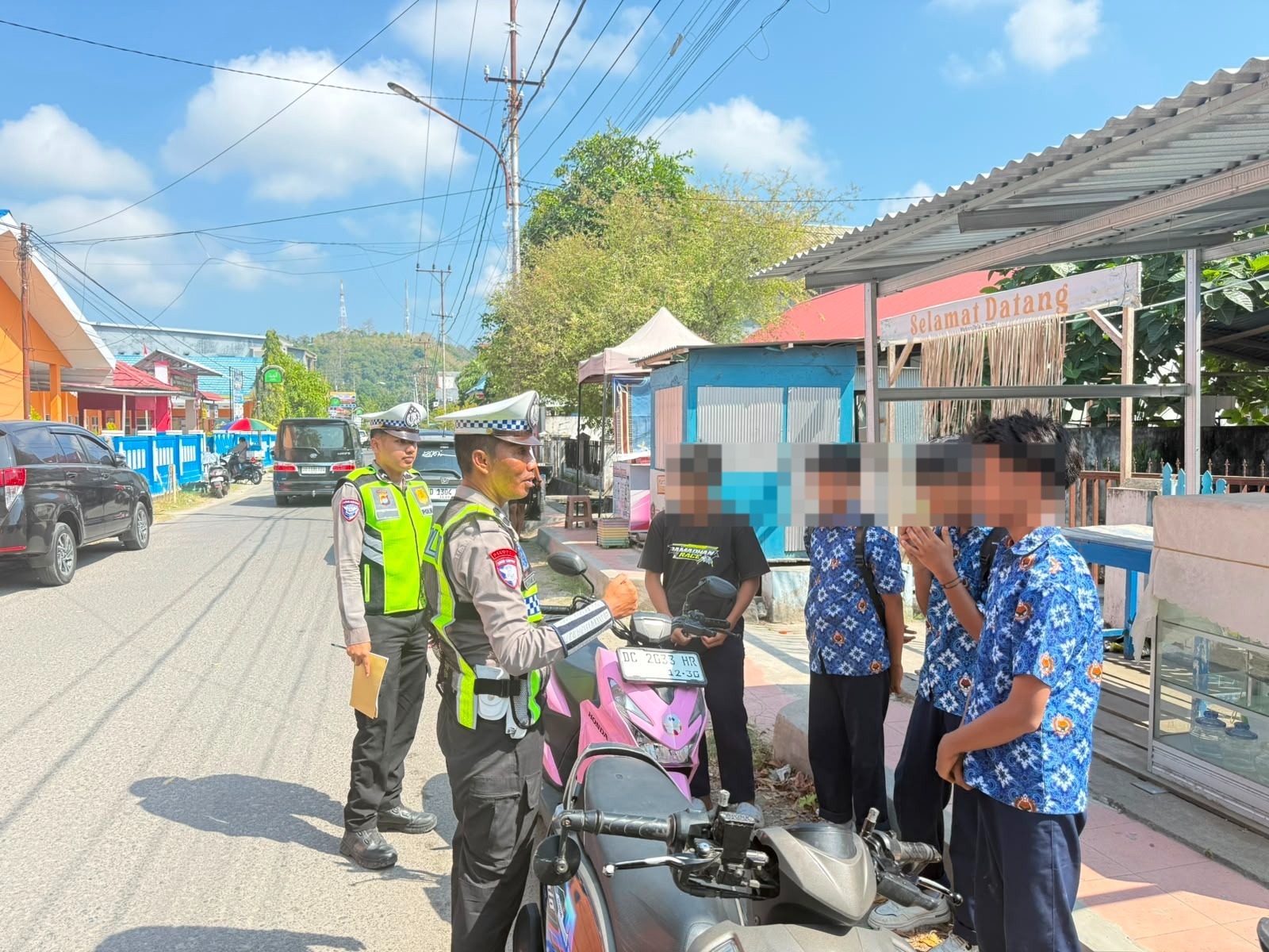Satlantas Polres Majene Edukasi Pelajar di Tengah Patroli, Tanamkan Budaya Tertib Berlalu Lintas Sejak Dini