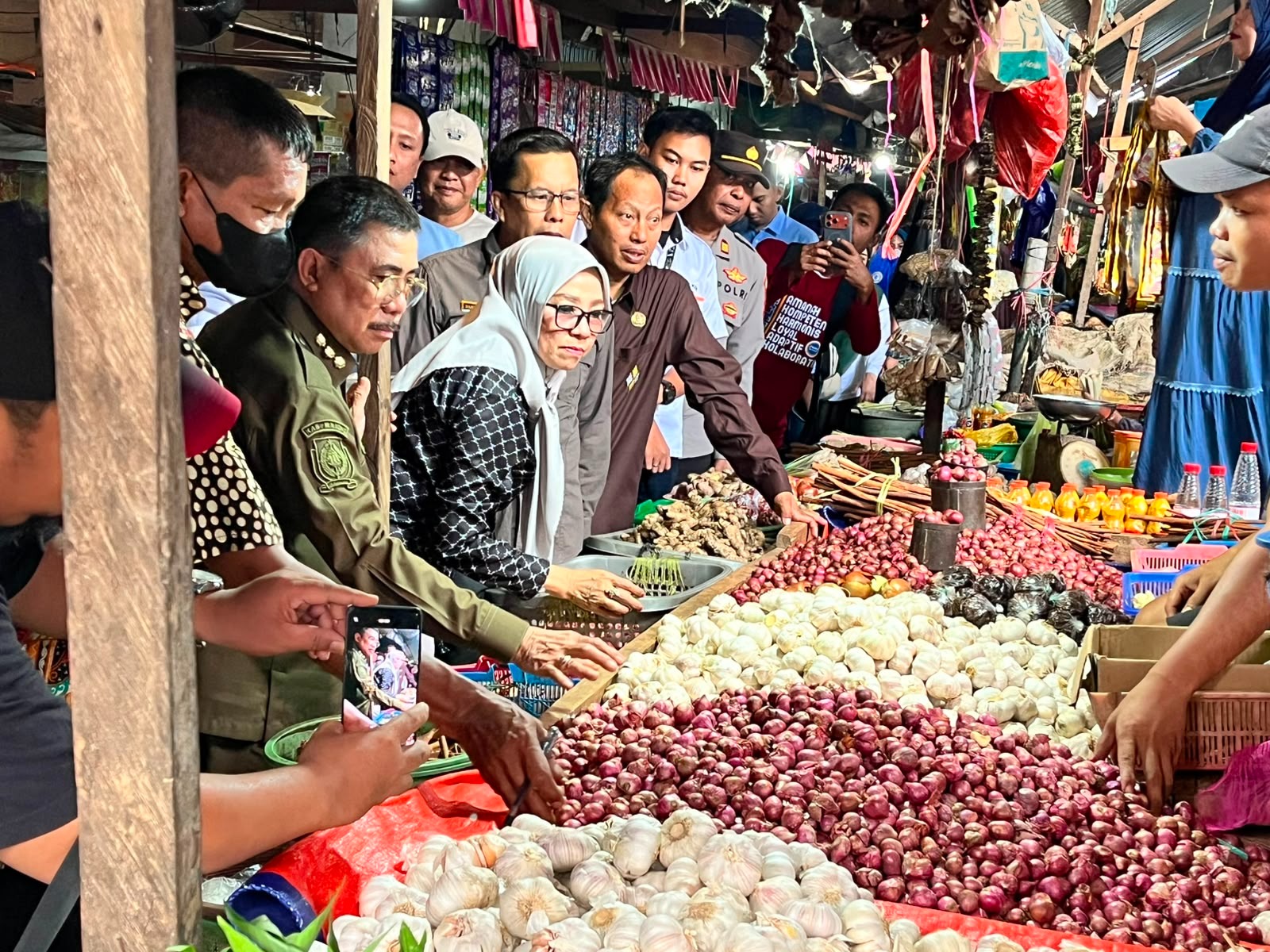 ‎Kasat Binmas Polres Majene Ikuti Sidak TPID, Harga Bahan Pokok di Pasar Sentral Majene Terpantau Stabil