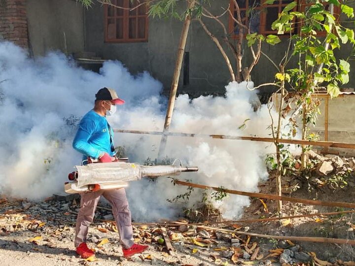 ‎Warga Terjangkit DBD, Puskesmas Banggae I Lakukan Fogging di Salabose