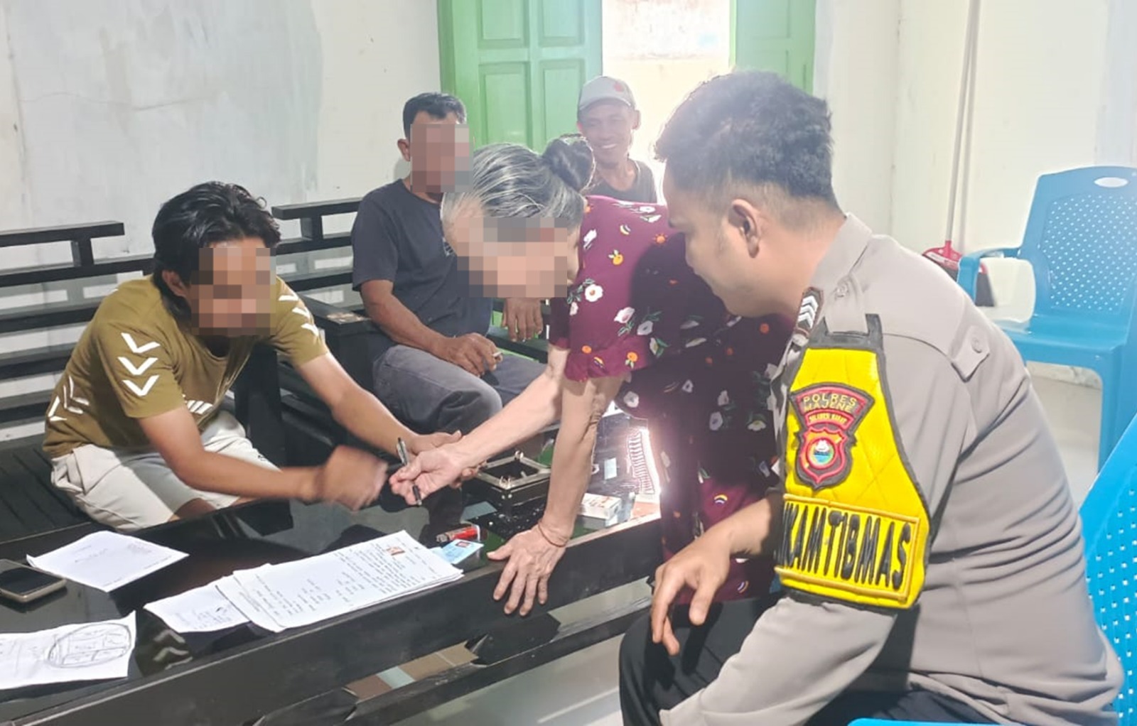 ‎Bhabinkamtibmas Polsek Banggae Mediasi Sengketa Lahan Warga