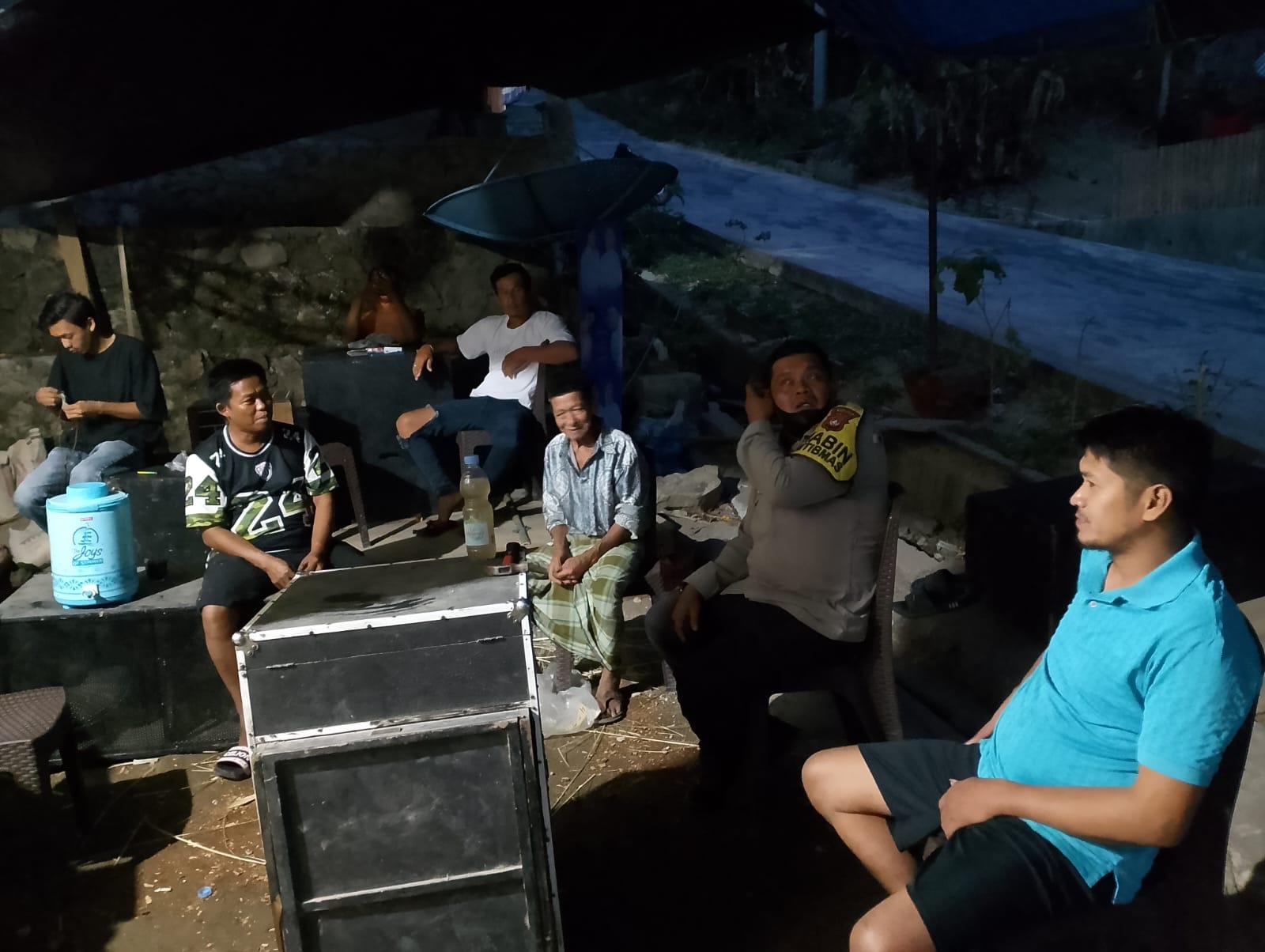 ‎Bhabinkamtibmas Polsek Pamboang dan Babinsa Kompak Patroli Malam Hari