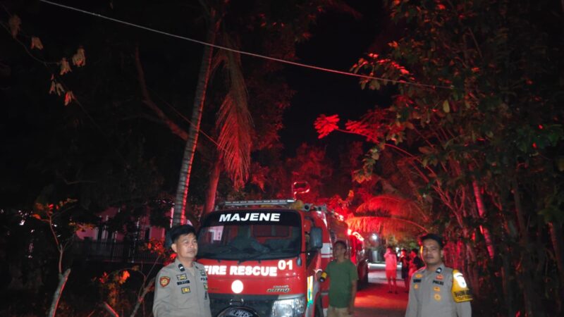 Lahan terbakar, Polsek Pamboang dan Damkar Cegah Api Merembet‎