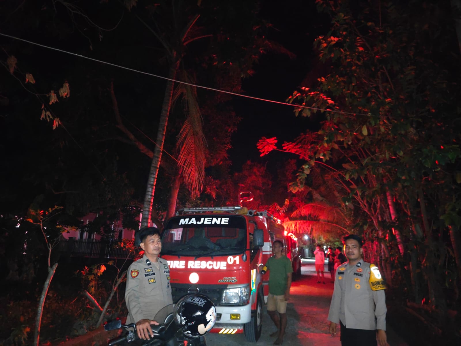 Lahan terbakar, Polsek Pamboang dan Damkar Cegah Api Merembet‎