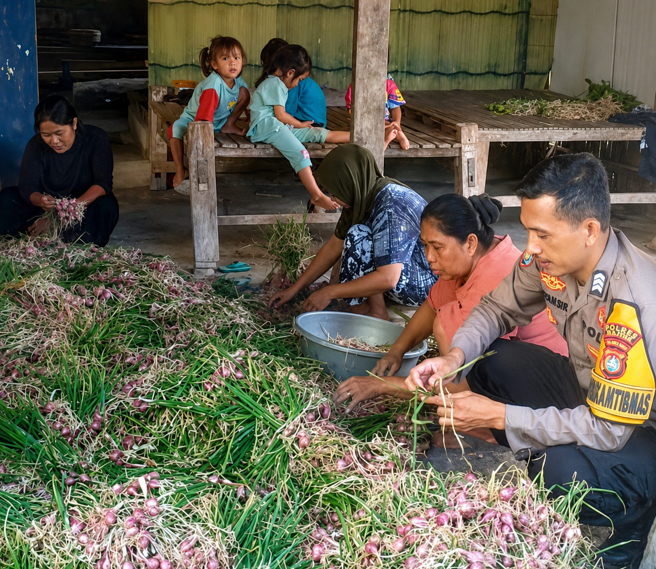 ‎Bhabinkamtibmas Polsek Pamboang Sambangi Petani Panen Bawang Merah