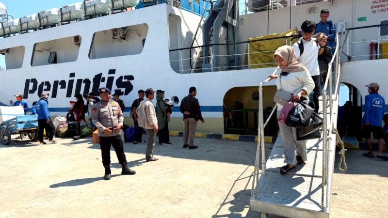 ‎Sandar di Pelabuhan Palipi, KM Sabuk Nusantara 93 Dikawal Ketat Satpolair‎