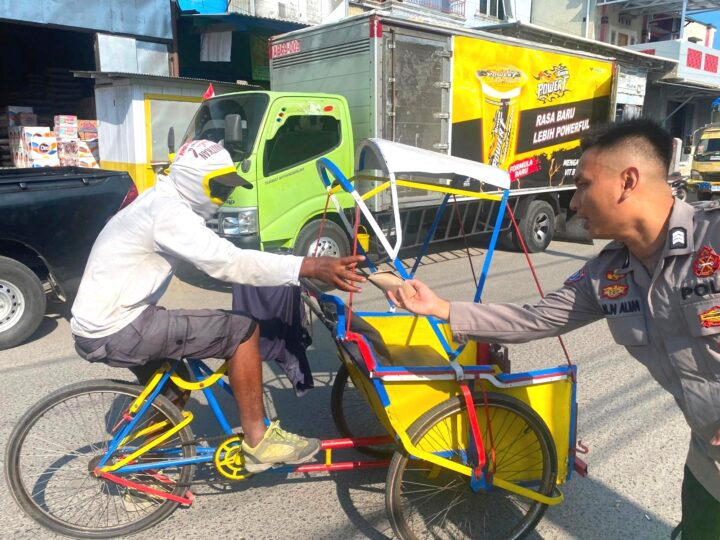 ‎Bhabinkamtibmas Polsek Banggae Hadirkan Jum’at Berkah‎