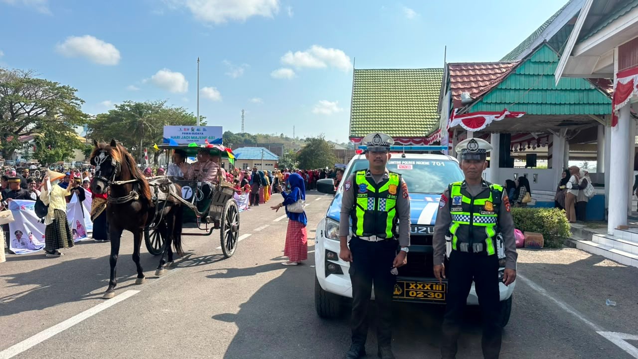 Satlantas Polres Majene Kawal Pawai Budaya Hari Jadi Majene ke-481