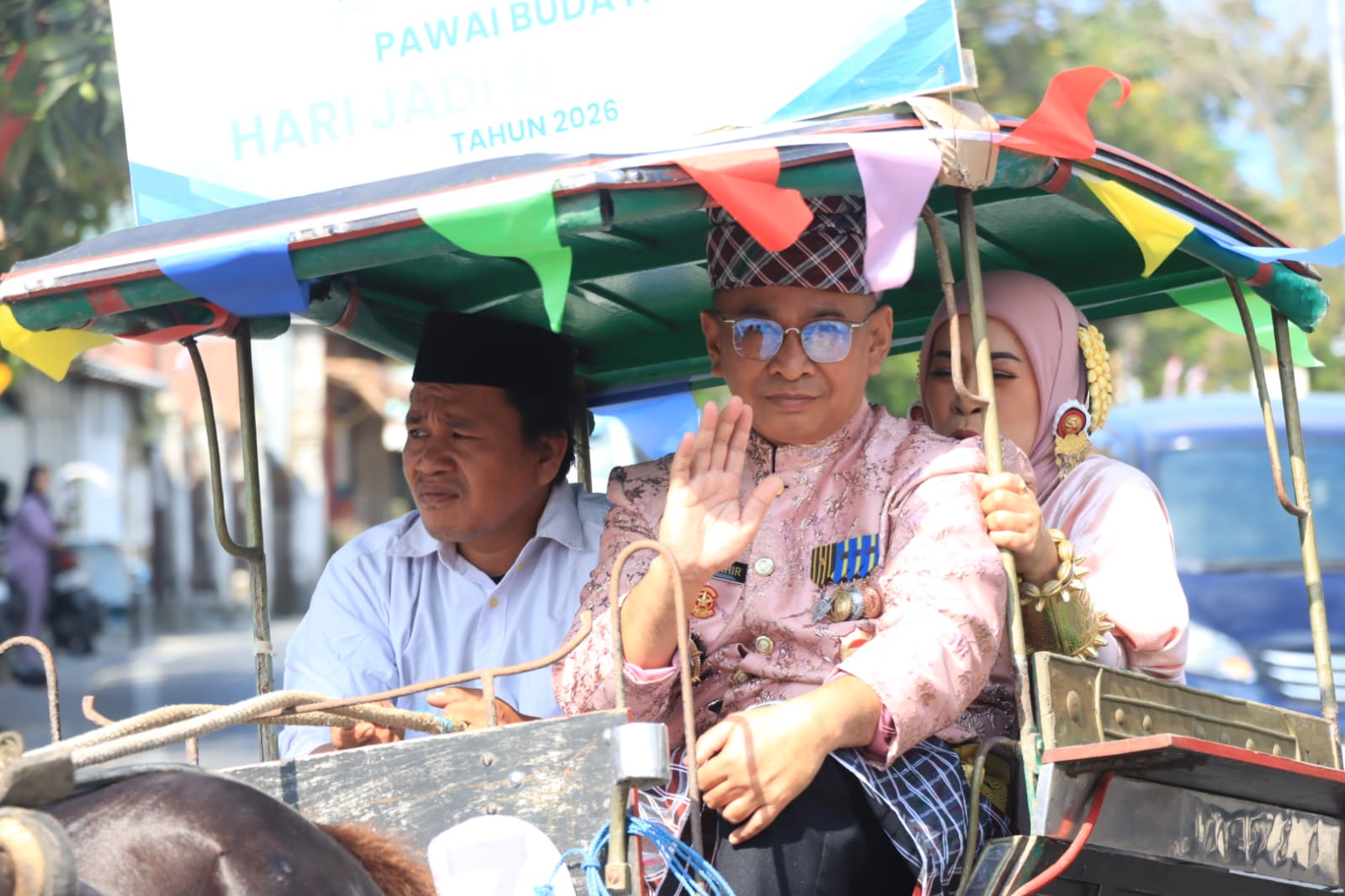 Wakapolres Majene Ikut Pawai Budaya, Naik Bendi