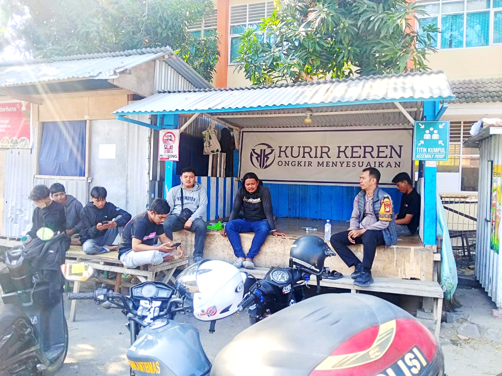 Bhabinkamtibmas Banggae Sambangi Pangkalan Kurir