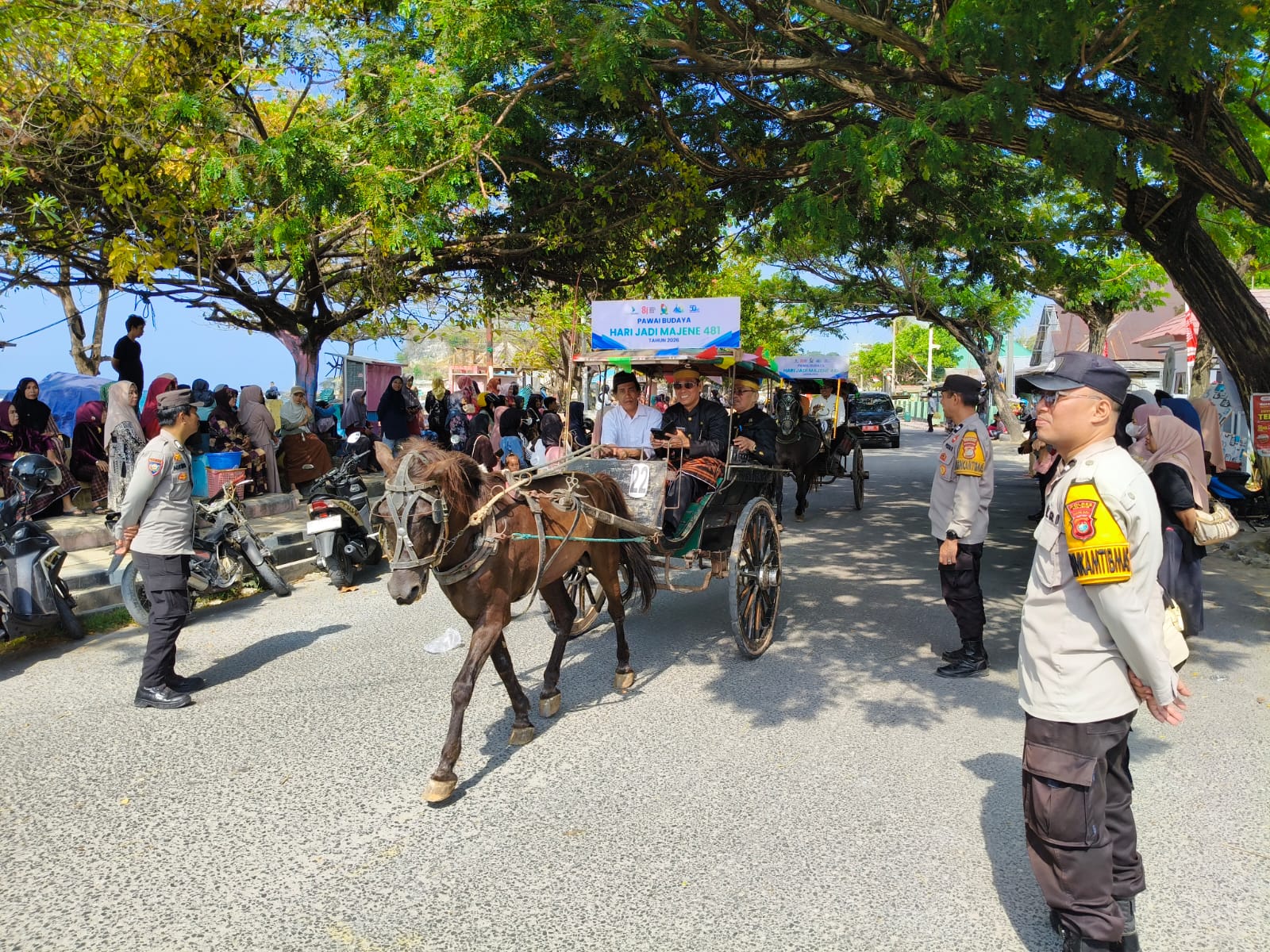 Jajaran Polsek Banggae Amankan Pawai Budaya 