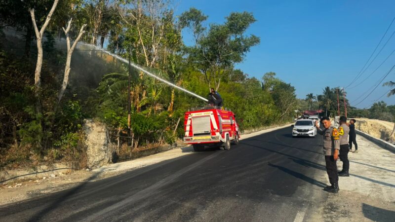 Polsek Pamboang dan Damkar Gerak Cepat Cegah Api Meluas