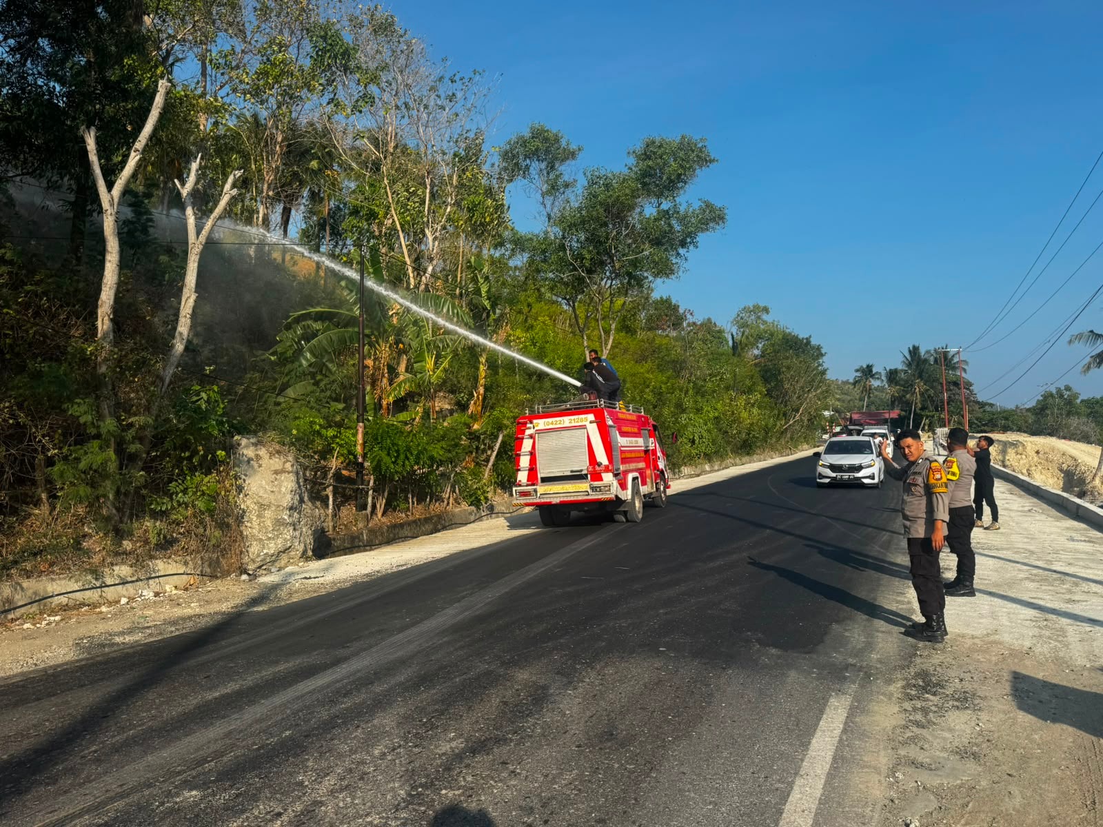 Polsek Pamboang dan Damkar Gerak Cepat Cegah Api Meluas