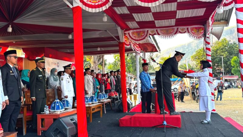 ‎Tutup Rangkaian HUT ke-81 RI, Kapolsek Pamboang Pimpin Penurunan Bendera‎