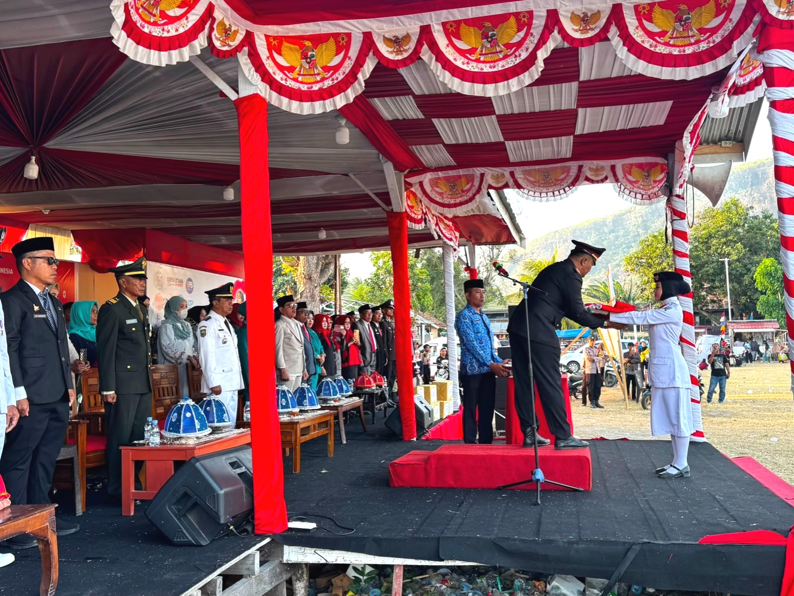 ‎Tutup Rangkaian HUT ke-81 RI, Kapolsek Pamboang Pimpin Penurunan Bendera‎