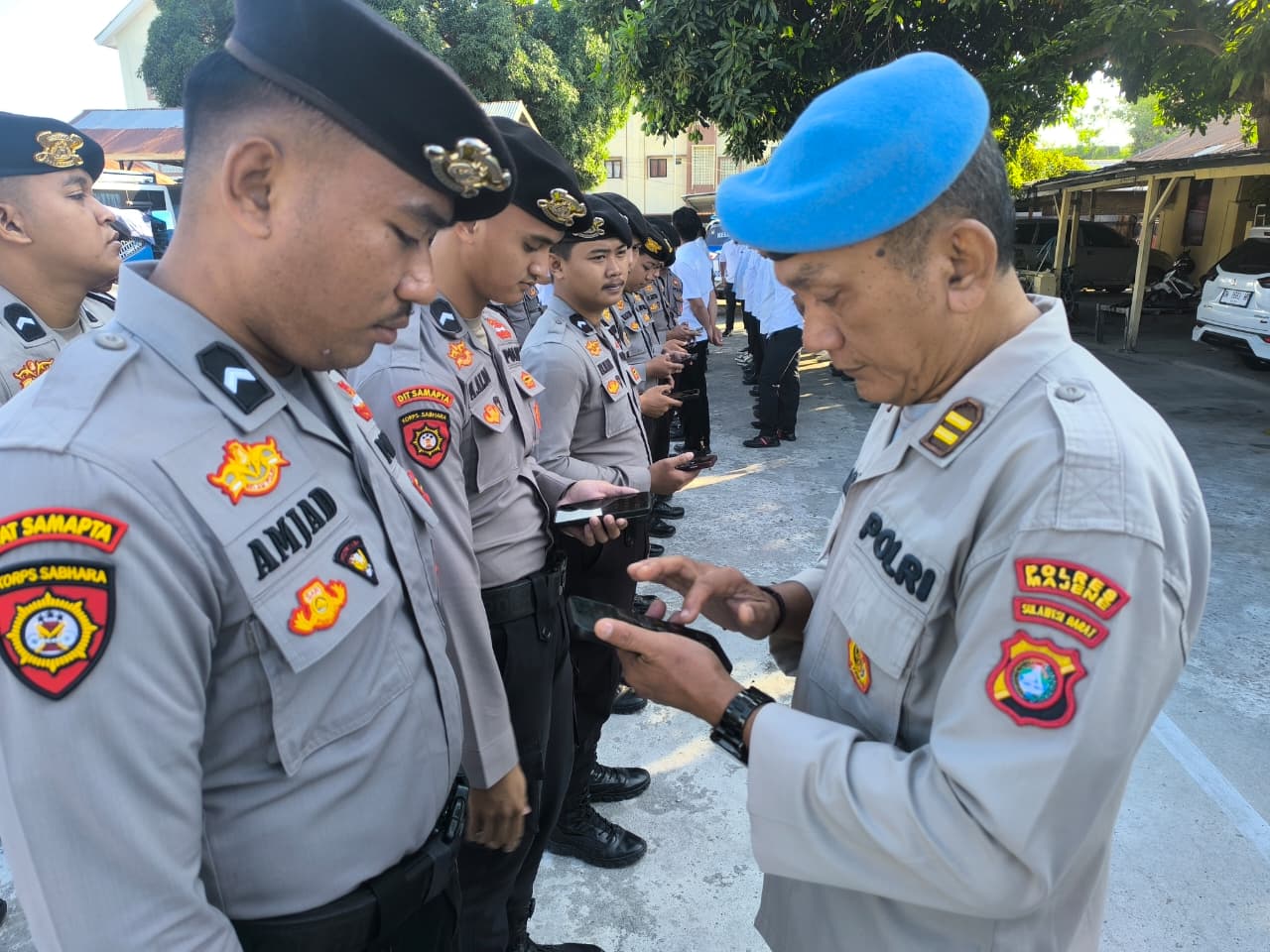 Gerak Cepat Polsek Banggae Padamkan Kebakaran Lahan di Passarang