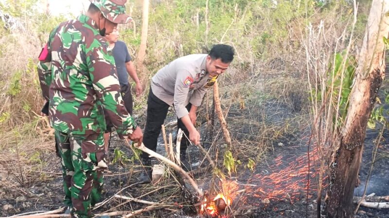 ‎Gerak Cepat Polsek Banggae Padamkan Kebakaran Lahan di Passarang‎