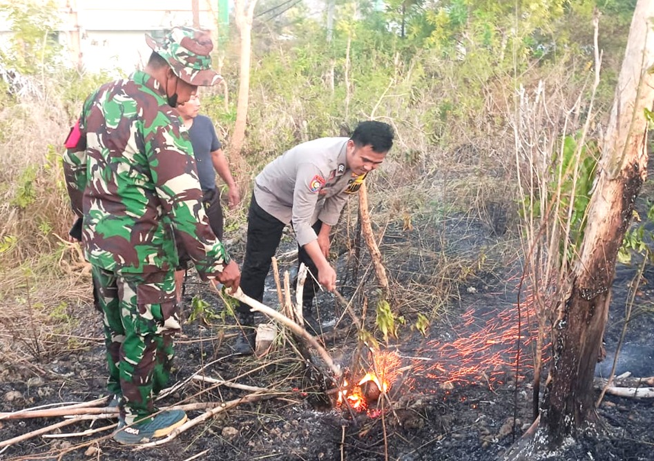‎Gerak Cepat Polsek Banggae Padamkan Kebakaran Lahan di Passarang‎